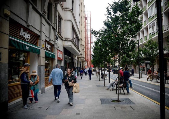 La remodelación de Rodríguez Arias ha duplicado el ancho de las aceras y permitido la llegada de nuevos negocios.