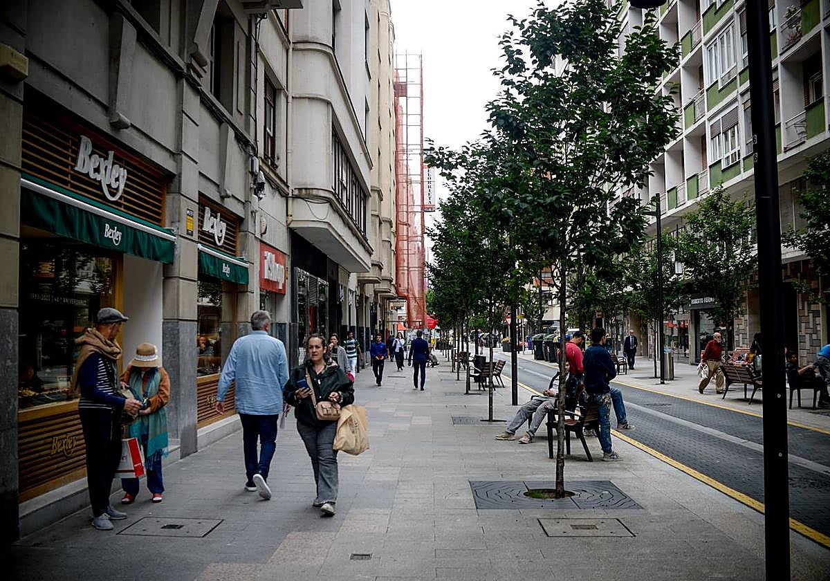 La remodelación de Rodríguez Arias ha duplicado el ancho de las aceras y permitido la llegada de nuevos negocios.