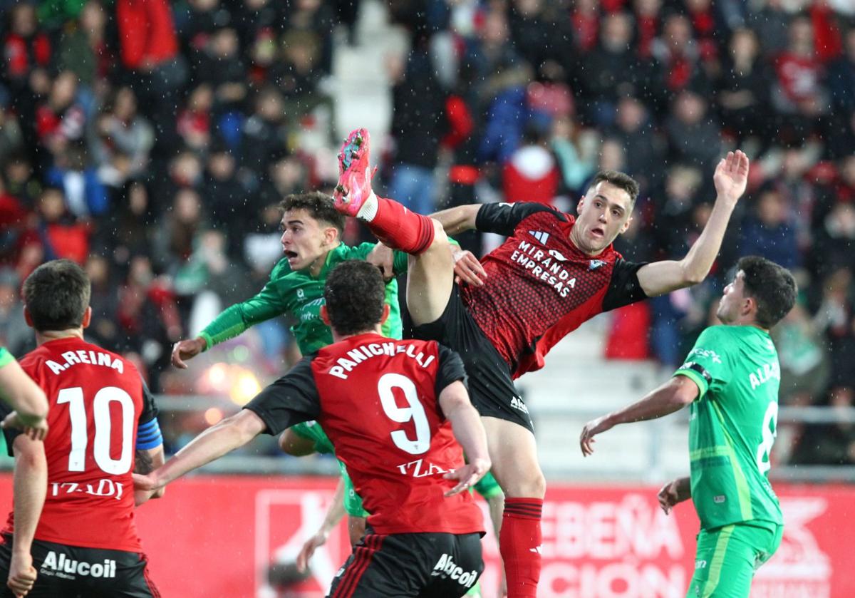Izeta ha marcado en dos de los tres duelos y se le anuló un gol en el único en el que no vio puerta ante el Racing.