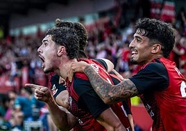Panichelli, asistente, celebra uno de los goles de su equipo.