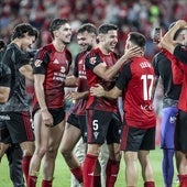 Tachi abraza a Izeta en la celebración posterior al triunfo.
