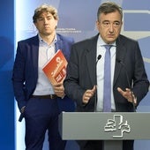 Eneko Andueza y Aitor Esteban, en una rueda de prensa en el Parlamento vasco.
