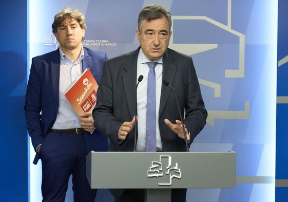 Eneko Andueza y Aitor Esteban, en una rueda de prensa en el Parlamento vasco.