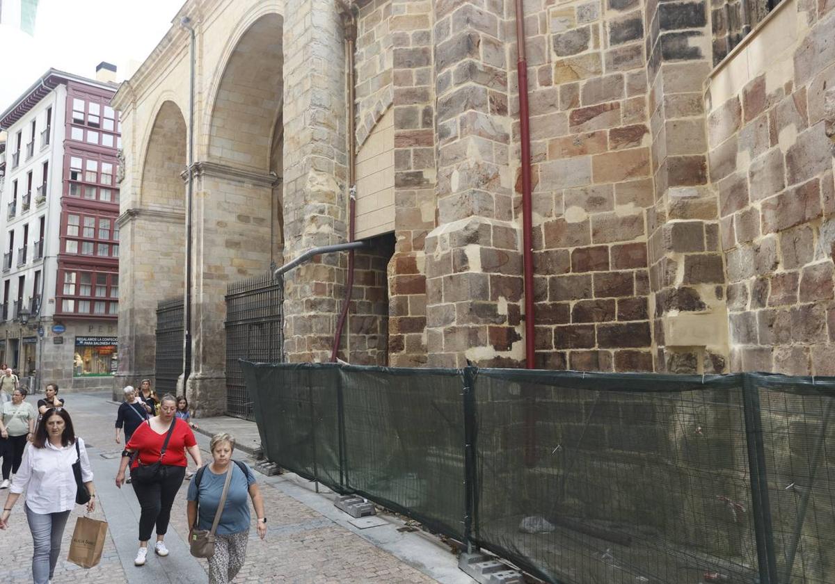 Varias peatones pasan junto al espacio que ocupaban las tiendas, que están en pleno proceso de reforma.