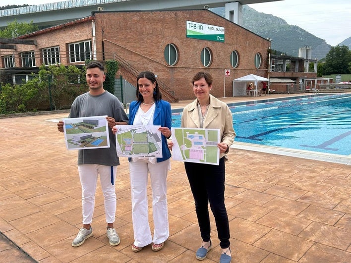 El concejal de Deportes, Iker Txertudi (PNV); la alcaldesa de Durango, Mireia Elkoroiribe (PNV); y la edil de Urbanismo, Sara Oceja, junto a las piscinas de Tabira.