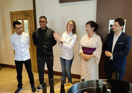 Zuriñe García, en el centro, acompañada de José Mendoza y Manel Vila (izquierda) y Ayumi Kuroyanagi y Xabi Sánchez.