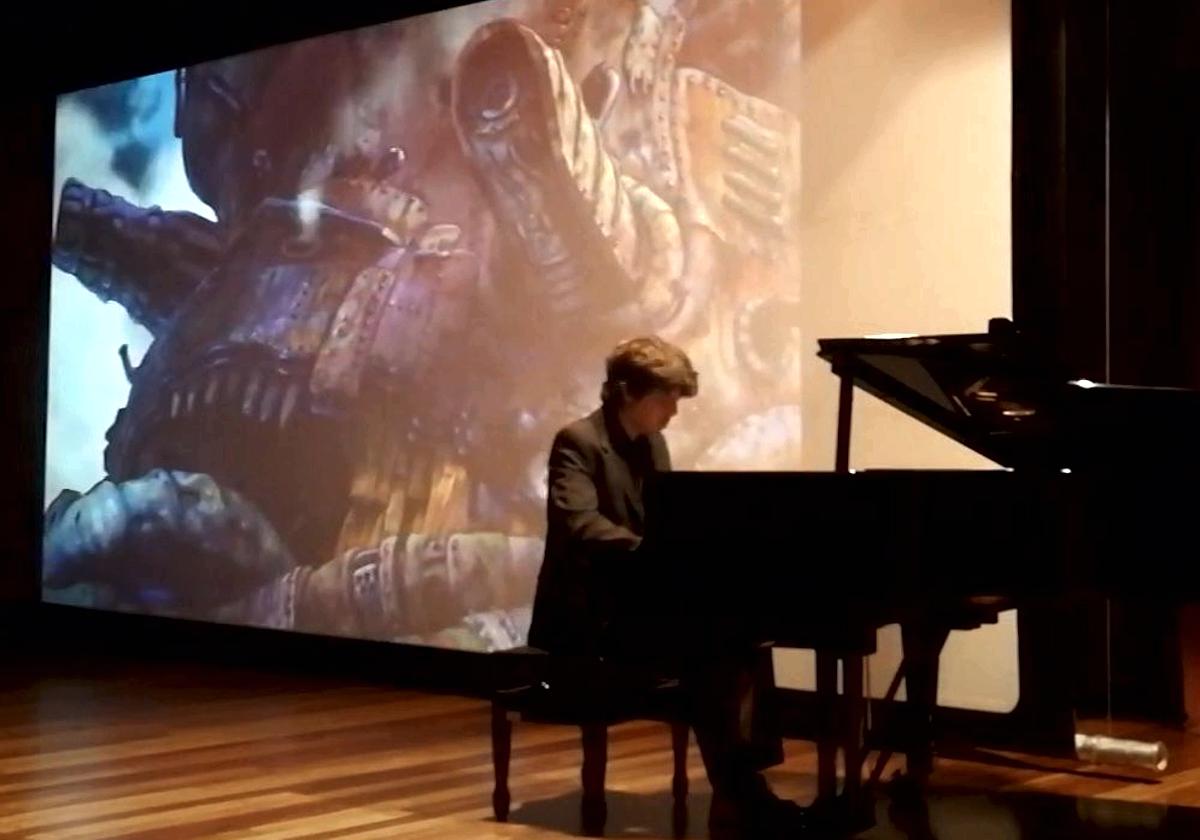 Una de las actuaciones de Miguel Etayo, pianista que participa en el cierre del festival Raíces de Europa.