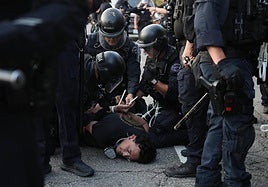 La policía detiene a un manifestante este lunes, en Los Ángeles.