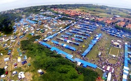 Vista aérea del certamen de paellas que se celebra en Aixerrota, con la zona oficial en primer término y el conocido como ´Bronx´ al fondo.