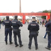 Agentes de la Ertzaintza vigilan la 'fan-zone' del Manchester en el parque Etxebarria de Bilbao, durante la final de la Europa League.