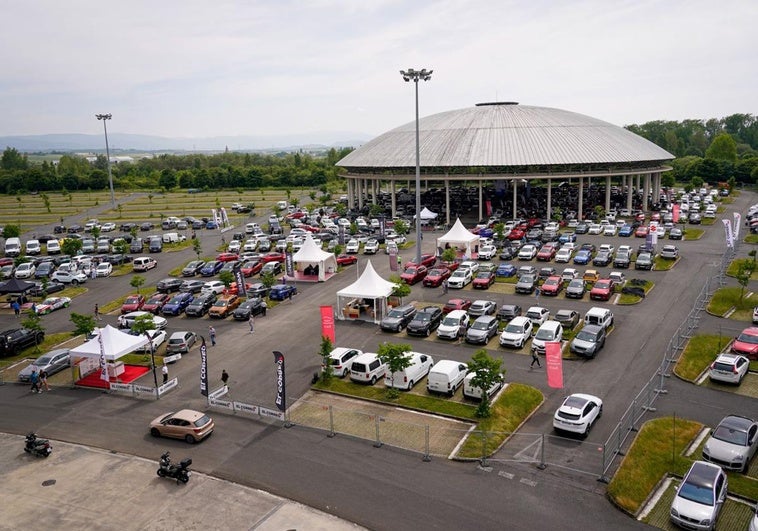 Cientos de coches están expuestos hasta el domingo junto al Buesa Arena buscando un comprador