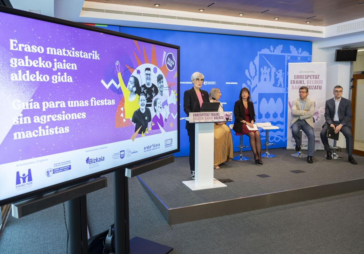 Los representantes institucionales este viernes en la presentación de la campaña en Vitoria.