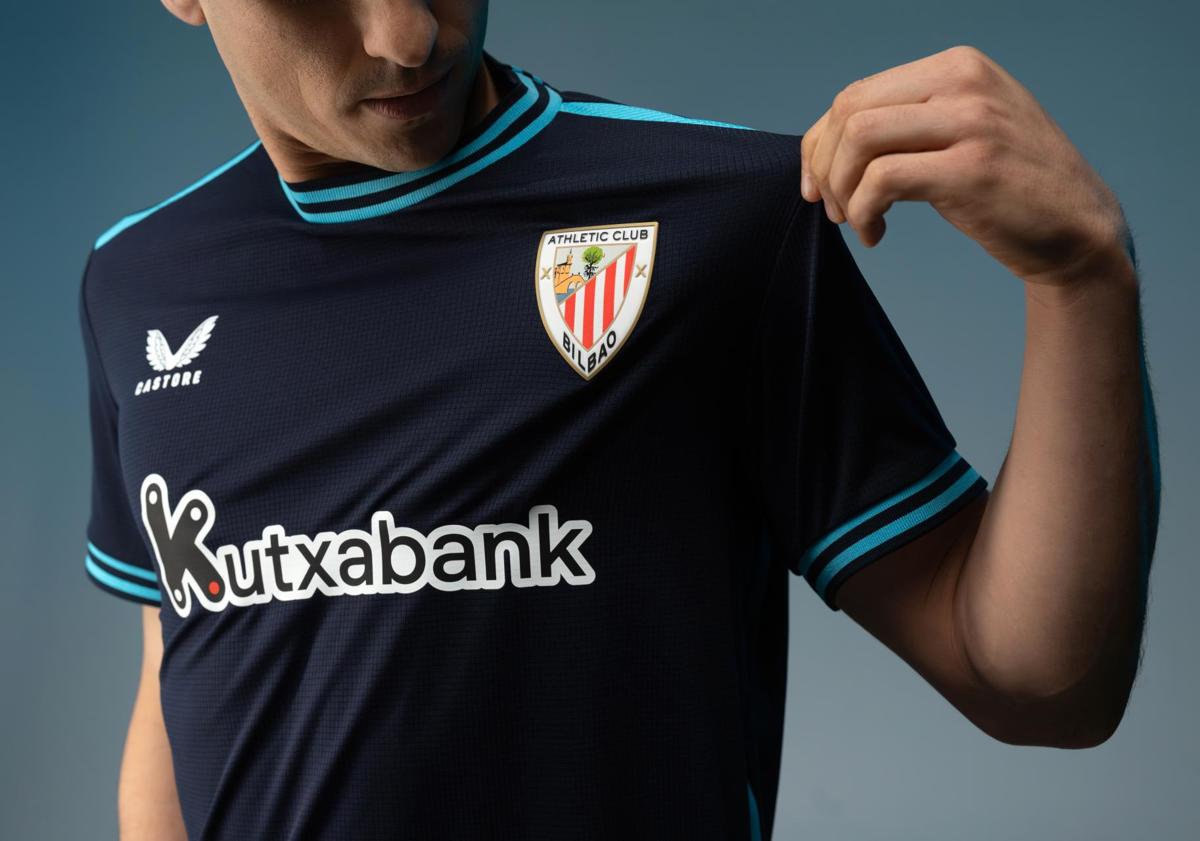 Imagen principal - Detalles de la nueva camiseta del Athletic.