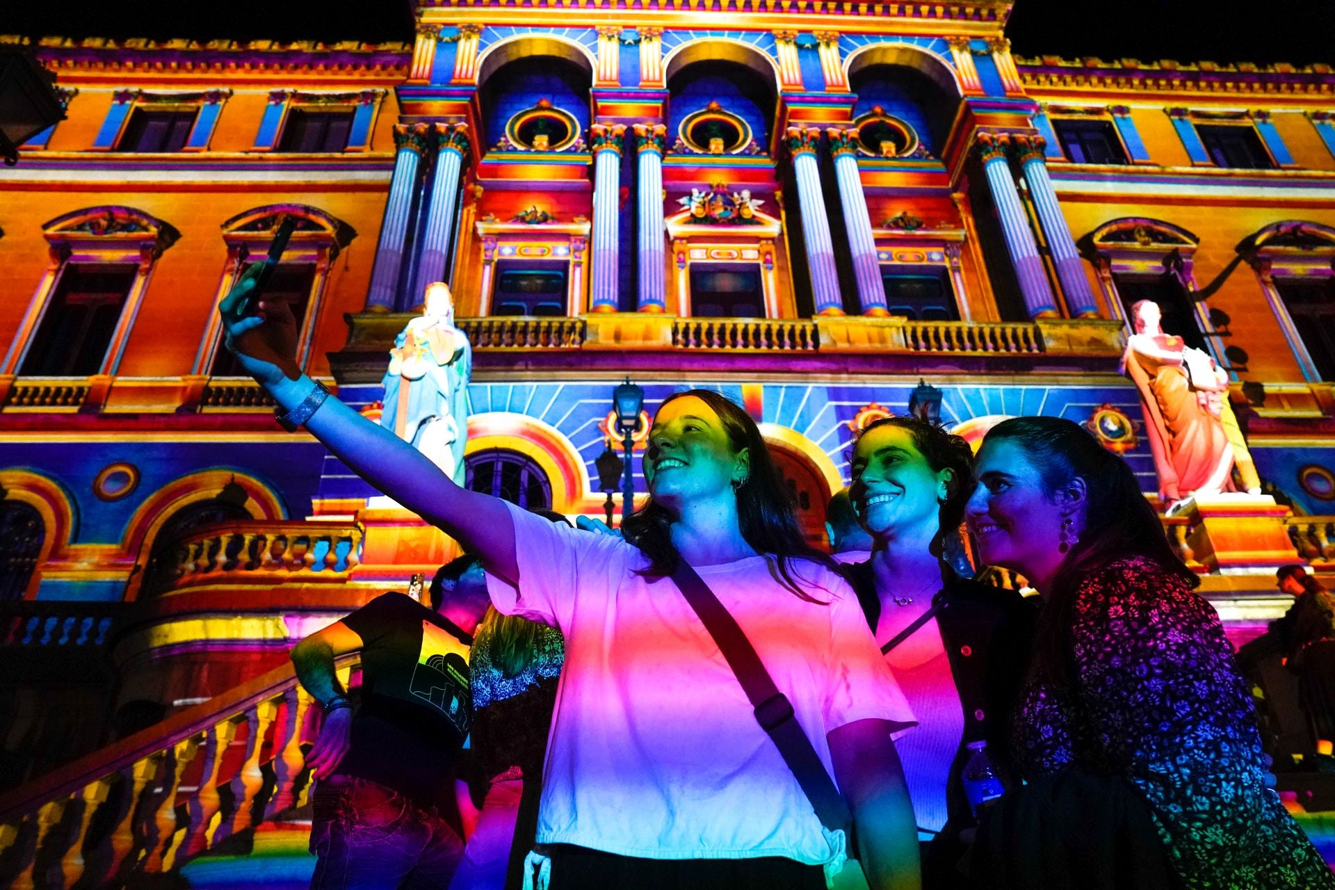 Gau zuria: 34 espectáculos de luces hacen que Bilbao brille
