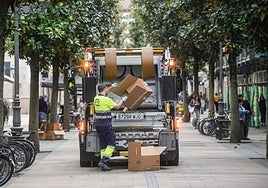 Un camión retira los cartones de las calles del centro.