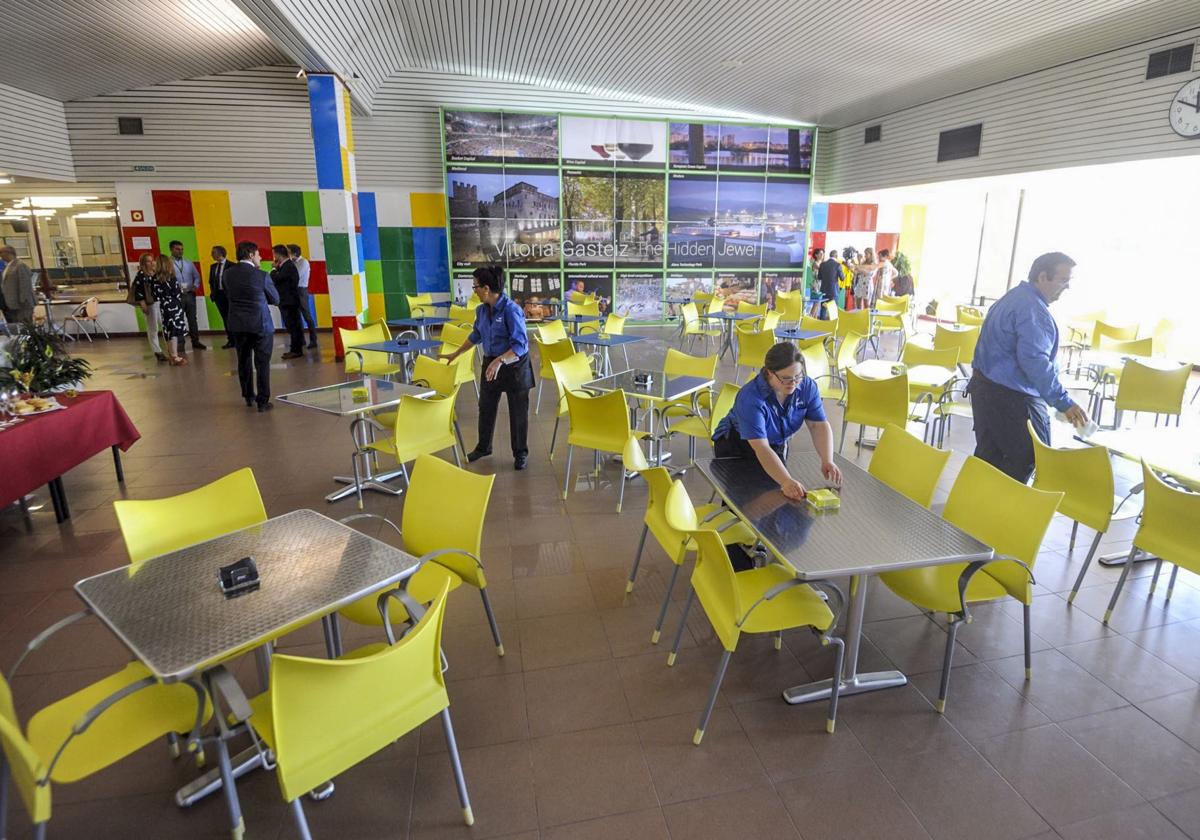 La cafetería del aeropuerto se reabrió en 2018 gracias a Indesa, la actual gestora de este espacio.