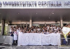 Concentración llevada a cabo por médicos este viernes en la entrada de Txagorritxu.