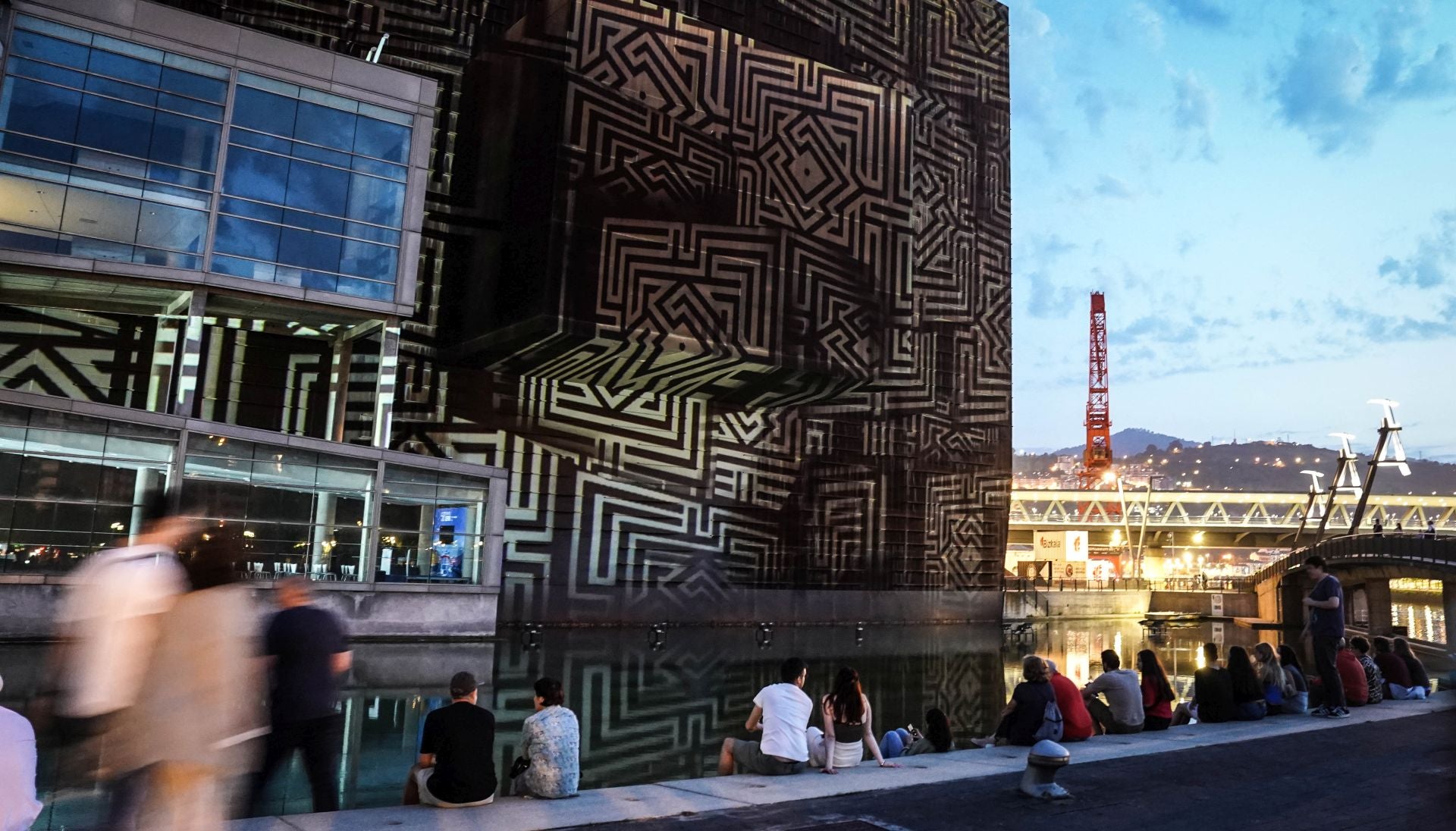 Gau zuria: 34 espectáculos de luces hacen que Bilbao brille