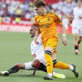 Víctor Muñoz intenta superar a Badé en el Sevilla-Real Madrid.