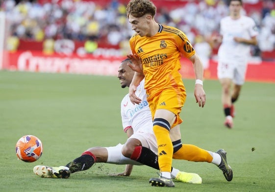 Víctor Muñoz intenta superar a Badé en el Sevilla-Real Madrid.