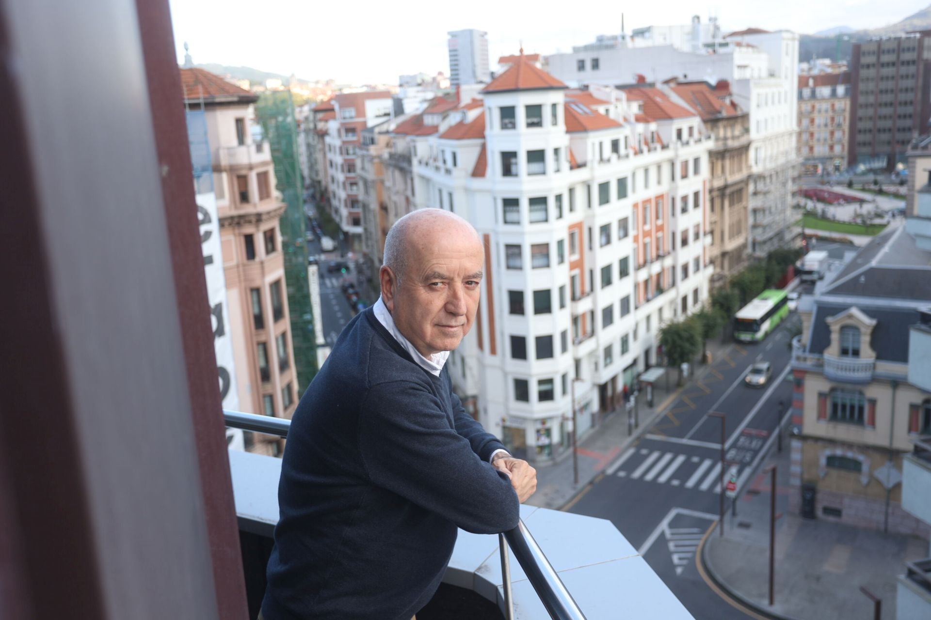 Raúl Arza, asomado a la sede de UGT Euskadi.