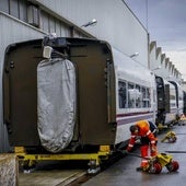 Trabajadores operando en las instalaciones de Talgo en Rivabellosa.