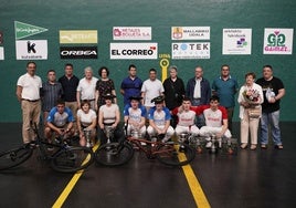 Los finalistas acompañados por representantes institucionales, de las empresas de pelota, patrocinadores y organizadores tras la entrega de premios.