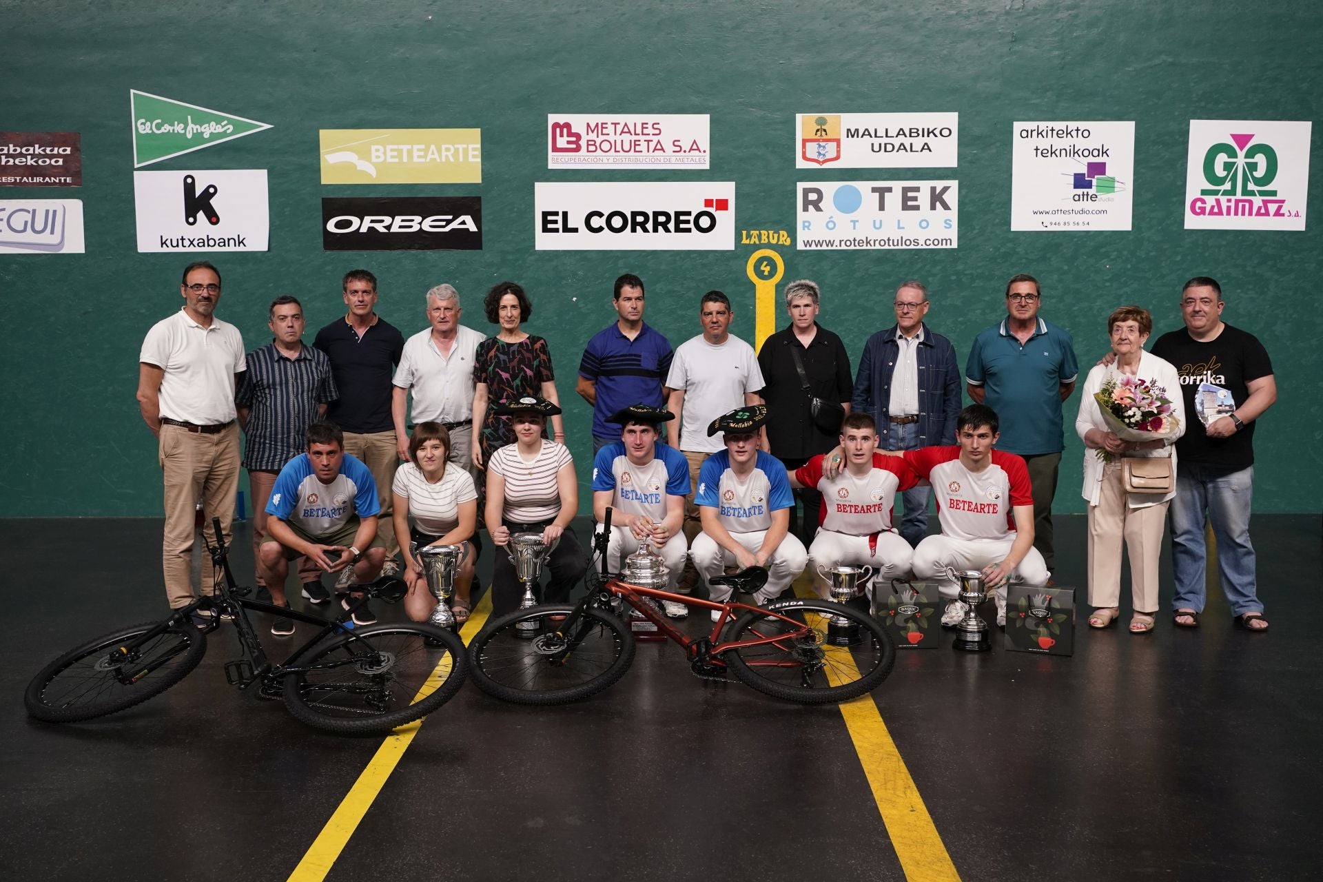 Los finalistas acompañados por representantes institucionales, de las empresas de pelota, patrocinadores y organizadores tras la entrega de premios.
