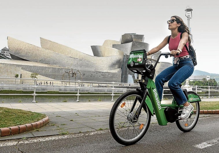 Las nuevas bicicletas son verdes y disponen de un sistema antivandálico más seguro.
