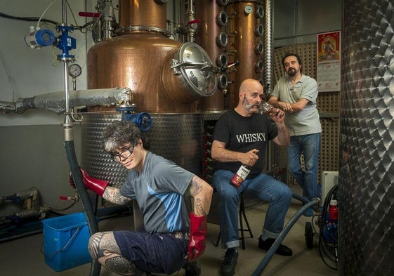 El maestro destilador Diego Remírez de Ganuza, el catador Manu Iturregui y el formulador Carlos Ortiz de Zarate en la microdestilería Basque Moonshiners, en Vitoria.