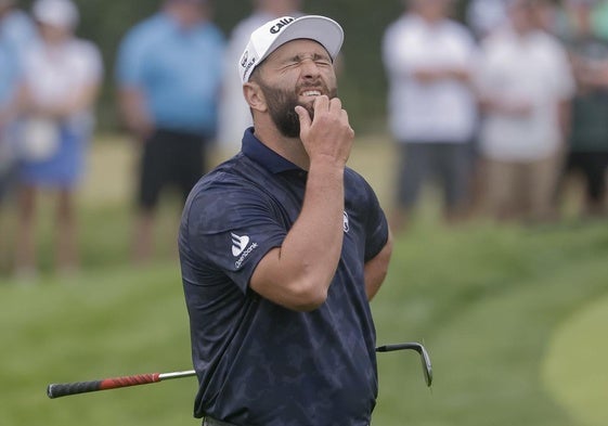 Rahm se lamenta tras uno de los varios putts que falló desde corta distancia.
