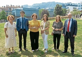 La concelaja de Servicios Sociales, Verónica García; el director Económico de Osakidetza, Xabier Ibarzabal; la alcaldesa de Urduliz, Itziar Iratzagorria; la directora general de Osakidetza, Susana López; la directora de Integración de la OSI Uribe, Amaia Andrés; y el gerente de la OSI Uribe, Jesús Sánchez, en la visita a la parcela donde se construirá el nuevo centro de salud.