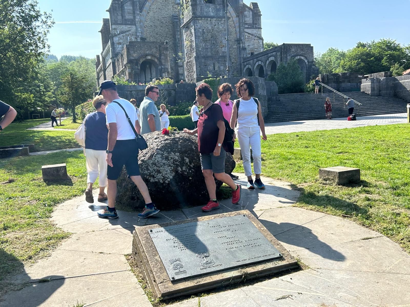 Los visitantes completaron la tradición de dar vueltas alrededor de la piedra.