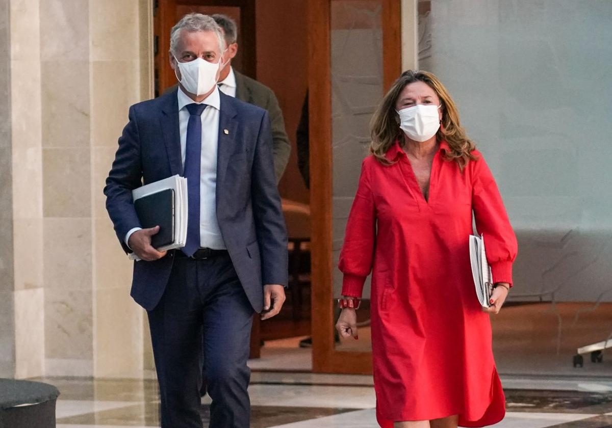 El exlehendakari Iñigo Urkullu y la exconsejera de Salud Gotzone Sagardui, a la salida de una reunión del Labi en 2021.