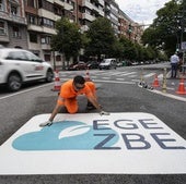 Un operario coloca una señal de acceso a la ZBE.