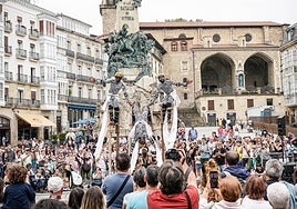 Los zancudos de Afuma en la Plaza de la Virgen Blanca
