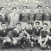 Carlos del Escobal, el segundo por la izquierda en la fila superior, cuando entrenaba al Indauchu en 1955.