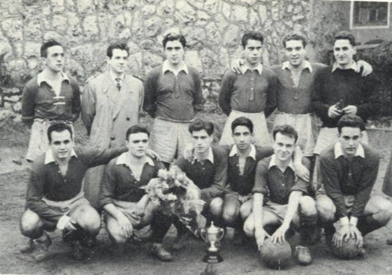 Carlos del Escobal, el segundo por la izquierda en la fila superior, cuando entrenaba al Indauchu en 1955.