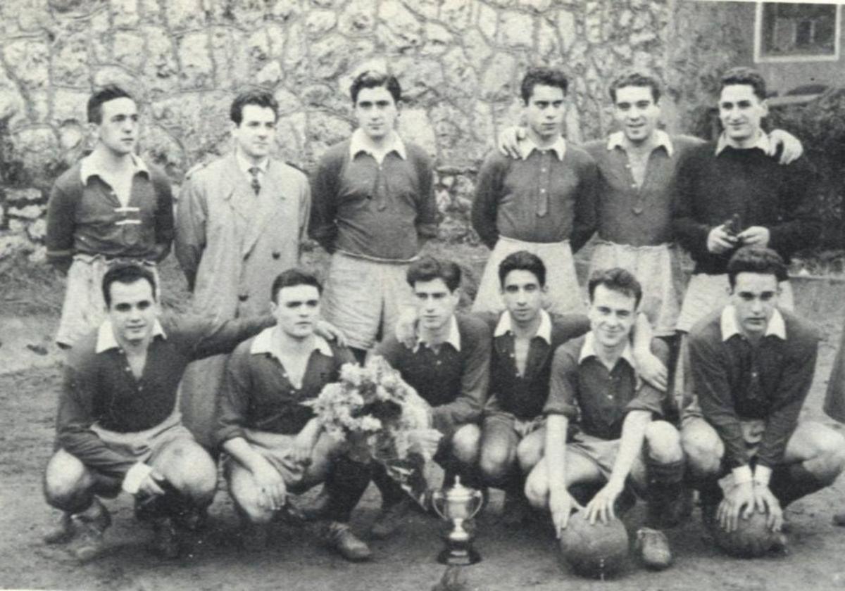 Carlos del Escobal, el segundo por la izquierda en la fila superior, cuando entrenaba al Indauchu en 1955.