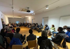 Voluntarios asisten en una de las reuniones informativas de 'Ondo Etorri Laudio'.