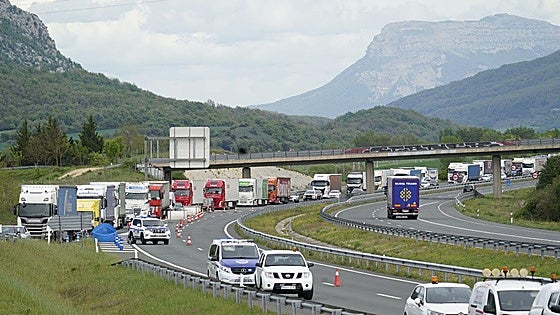 Abierta la autovía A-1 en Álava tras un accidente de tráfico con un motorista herido