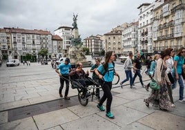Vitoria organiza visitas guiadas para personas con discapacidad motriz.