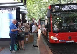 Viajeros en una parada de Bilbobus.