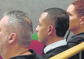 Nelson David Moreno Bolaños, sentado en el banquillo de los acusados, durante un juicio.