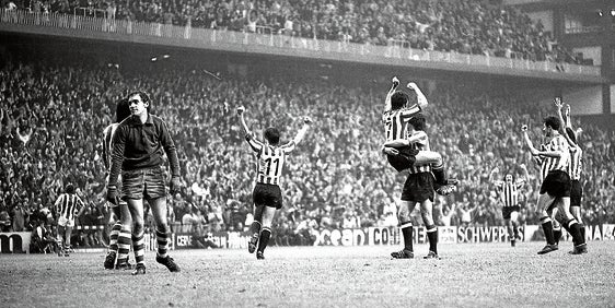 Dani y sus compañeros celebran el 3-1.