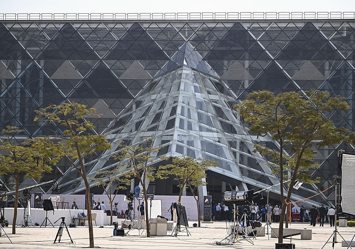 Fachada del Gran Museo Egipcio de Giza.