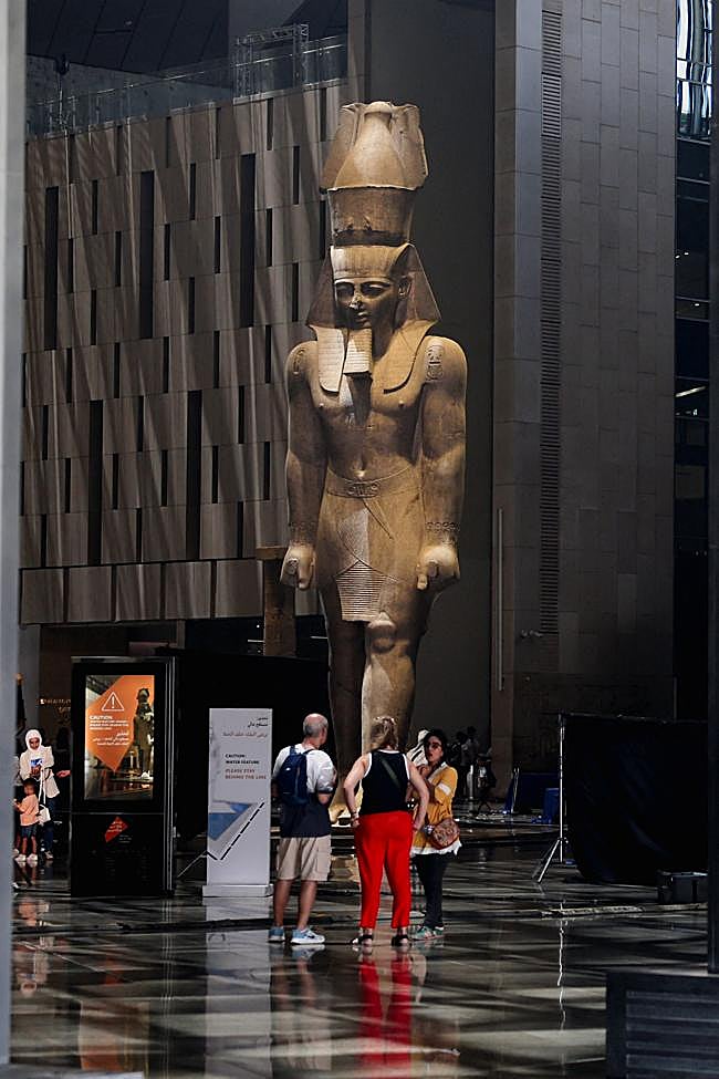 Imponente. La estatua de Ramsés II recibe a los visitantes en el atrio, diseñado a su medida.