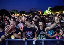Fanáticos del Azkena lo dan todo en primera fila.