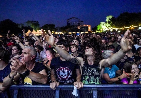 Fanáticos del Azkena lo dan todo en primera fila.