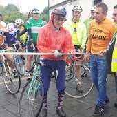Adolfo Bello, campeón de España en 1953, corta la cinta de la Karpy.